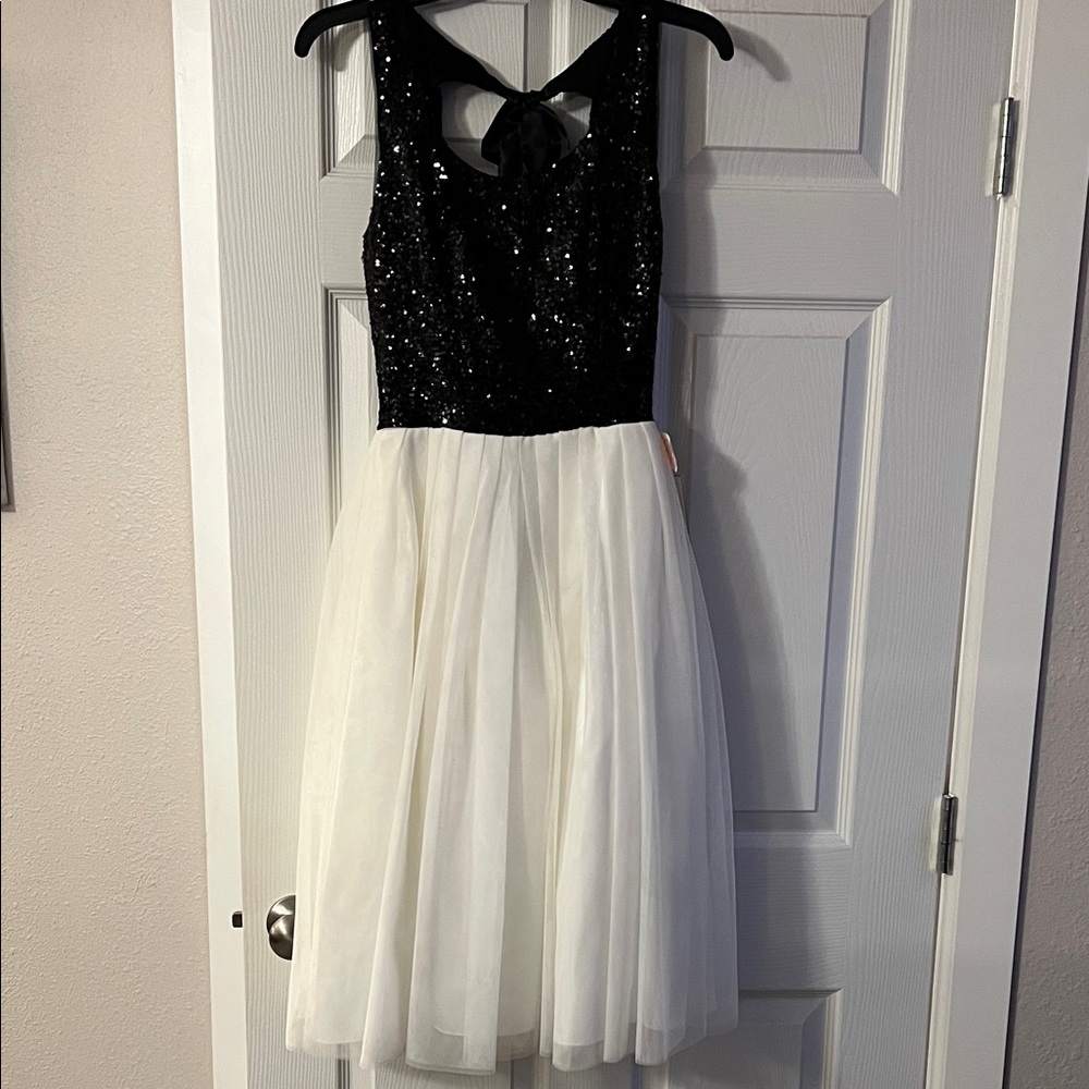 Elegant Black and Off White Dress Size 7/8 NWT
